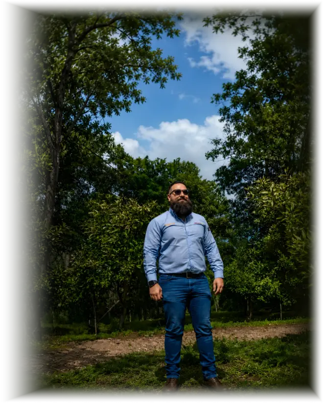 Luis García, CEO de Mexfrut, en el campo — mención en Bloomberg