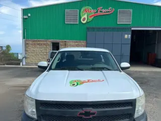 Camioneta corporativa de Mexfrut frente a la empacadora de Zapotiltic