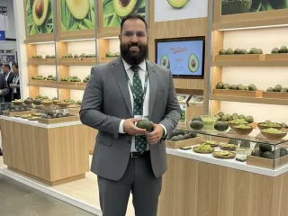 Luis García, CEO de Mexfrut, en el stand corporativo de la empresa en una feria internacional