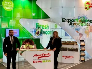 Equipo de Mexfrut atendiendo el stand de la empresa en la feria internacional