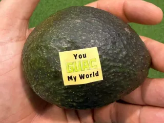Aguacate Hass con etiqueta promocional “You Guac My World” en IFPA 2025