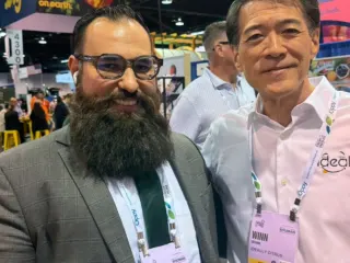 Luis García, CEO de Mexfrut, con Winn Hozumi de Ideally Citrus en IFPA 2025