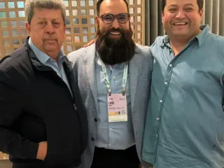 Luis García, CEO de Mexfrut, con socios comerciales durante IFPA 2025