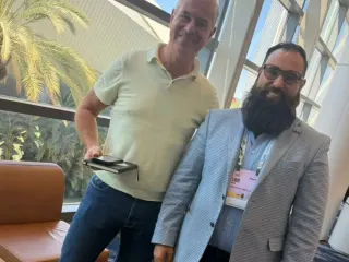 Reunión de Luis García con un comprador internacional en el lounge de IFPA 2025