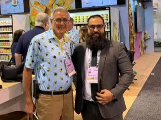 Luis García, CEO de Mexfrut, en el stand de Wholly Guacamole durante IFPA 2025