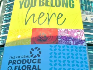 Lona “You Belong Here” de The Global Produce & Floral Show en la sede de IFPA 2025