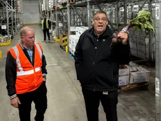 Explicación de manejo de producto fresco en el almacén durante el tour técnico de IFPA 2025