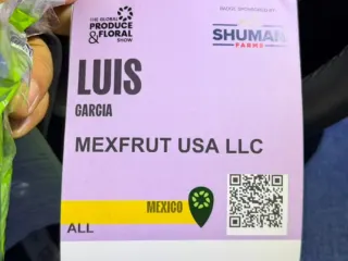 Gafete de Luis García, Mexfrut USA LLC, como grower-shipper-packer en IFPA 2025