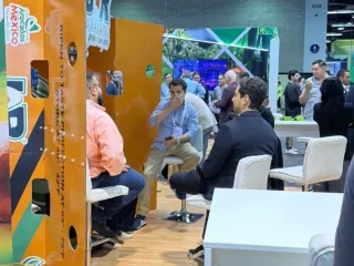Reuniones de negocio en el stand de Avocados From Mexico durante IFPA 2025