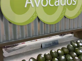 Exhibidor de aguacate Hass en el stand de un expositor durante IFPA 2025