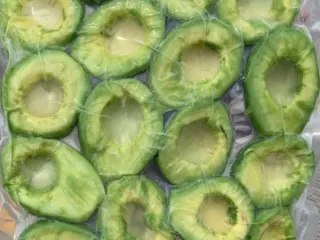 Mitades de aguacate congeladas empacadas al vacío