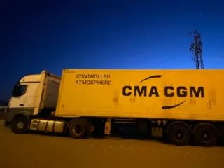 Contenedor de atmósfera controlada CMA CGM listo para salir de la empacadora